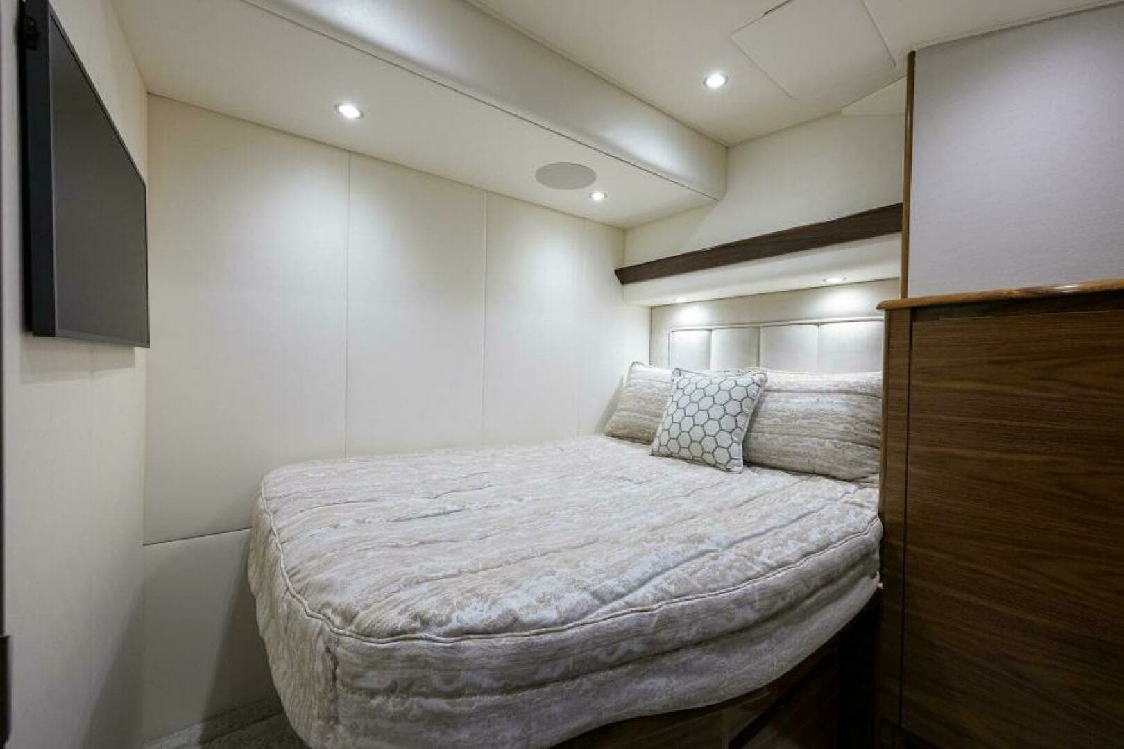 2024 Viking 54 Sport Coupe - Image 5