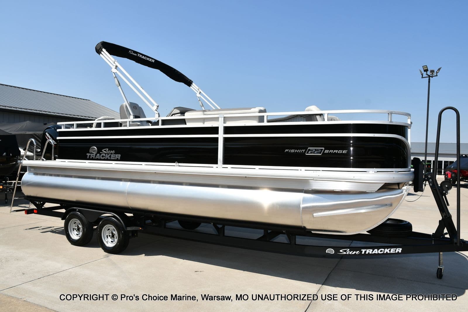 2026 Sun Tracker Fishin' Barge 22 DLX w/115HP Pro-XS 4 Stroke - 87