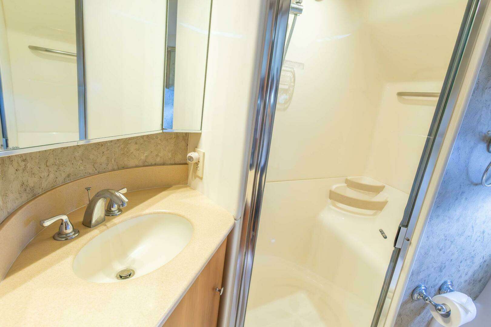 2000 Tiara Yachts 5200 Express - Image 21