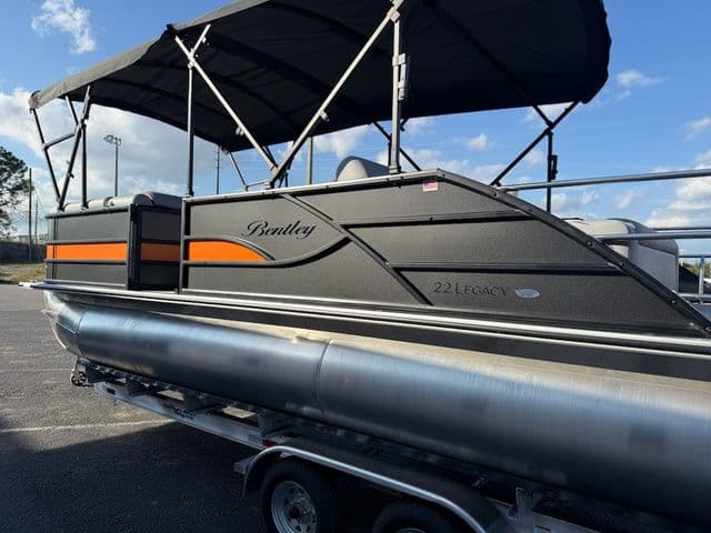 2026 Bentley Pontoons Legacy Swing Back 223 - 7