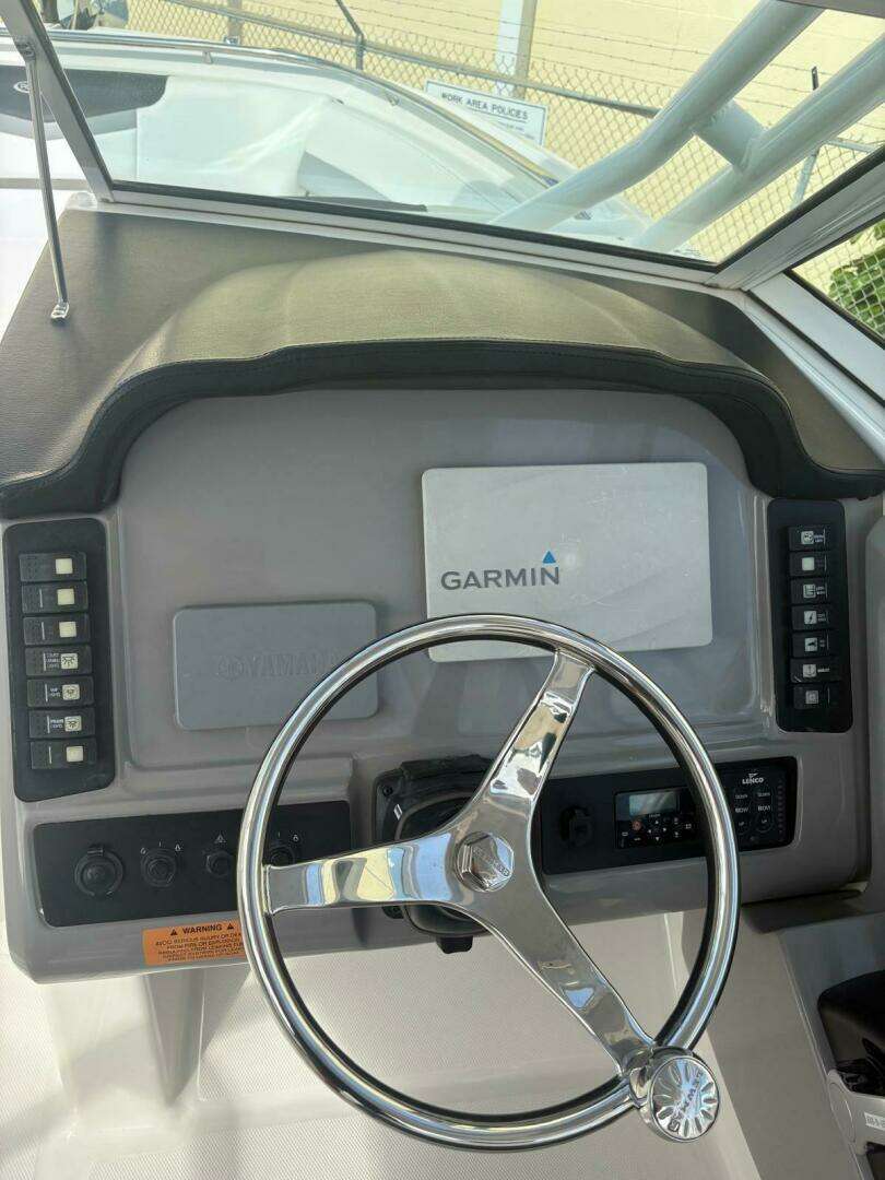 2021 Robalo R247 Dual Console - Image 8