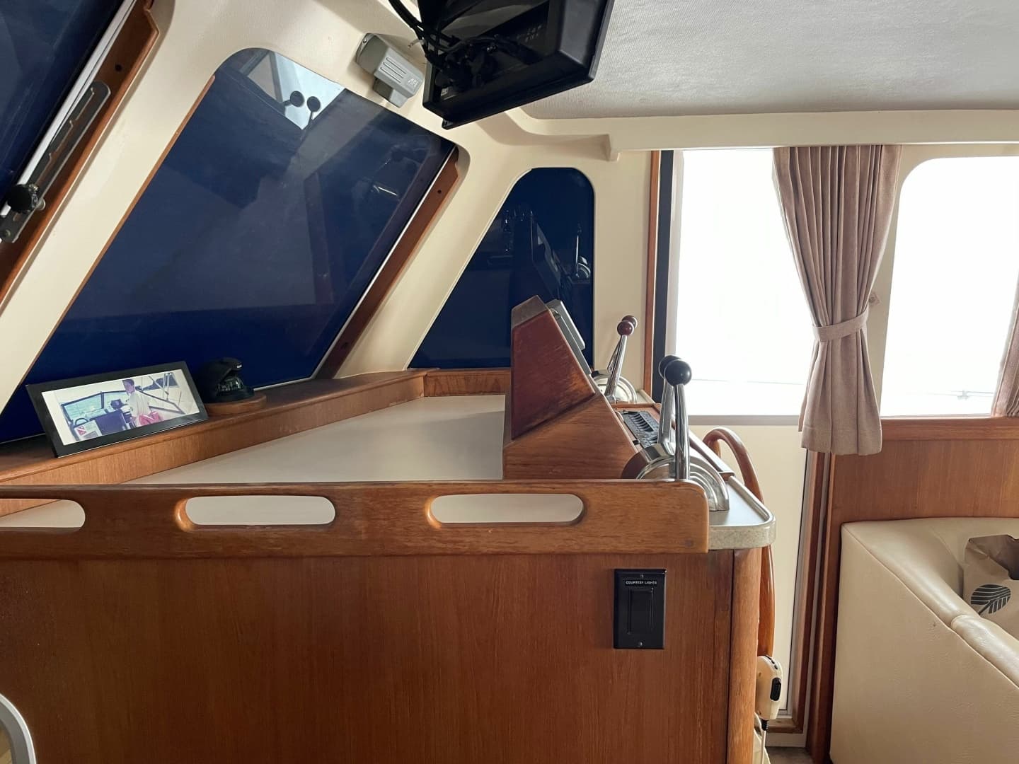 1998 Mainship 350 Trawler - Image 8