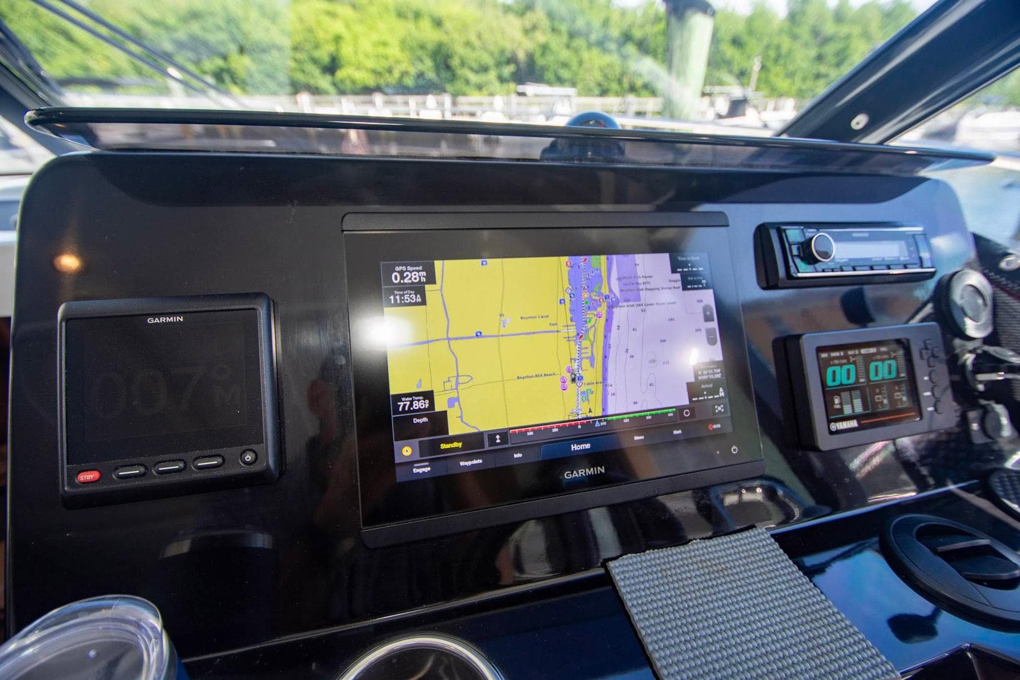 Jeanneau NC 1095 2021 dashboard with Garmin navigation system and controls.