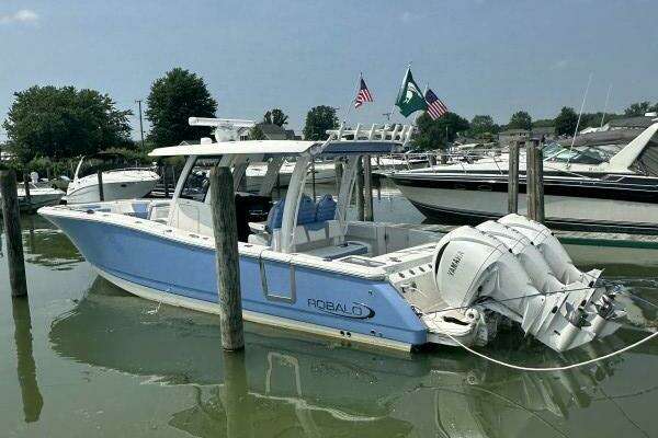 2023 Robalo R360 - Image 1