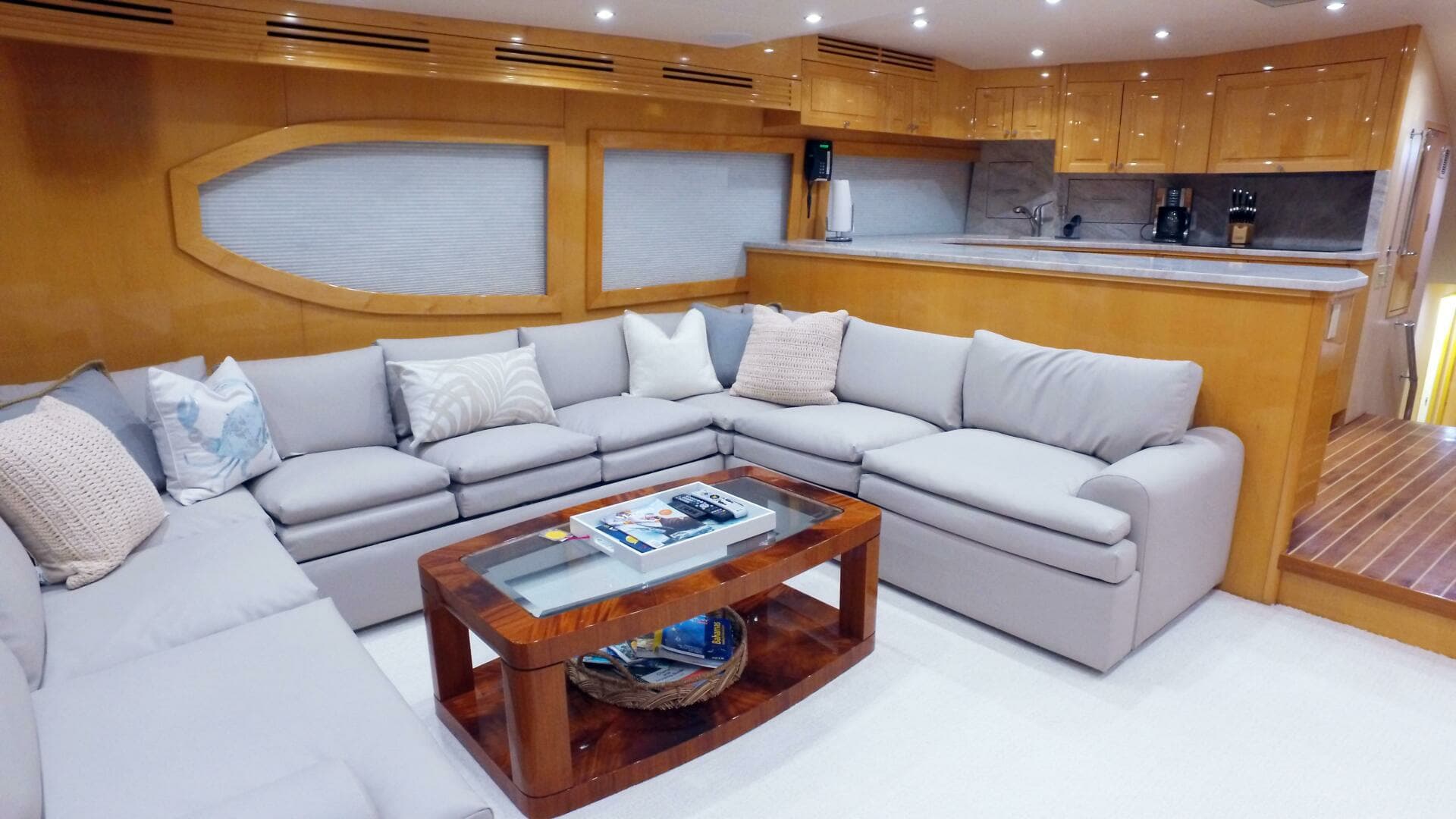 2006 Hatteras 68 Convertible - Image 4