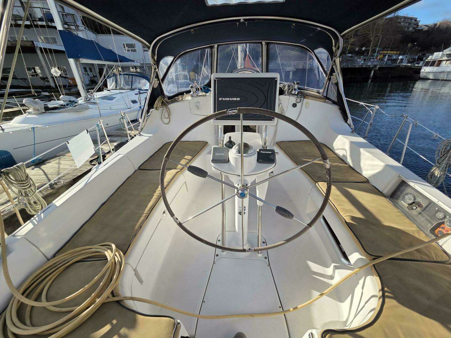 2007 Hunter 44 Deck Saloon - Image 10