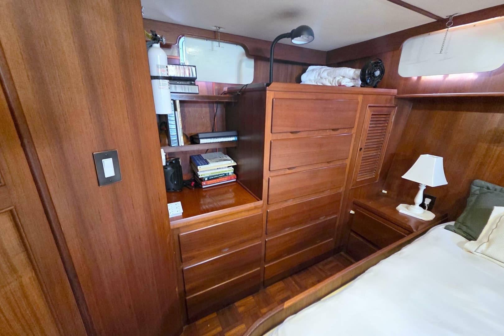 1984 Present Yachts 42 Sundeck - Image 58
