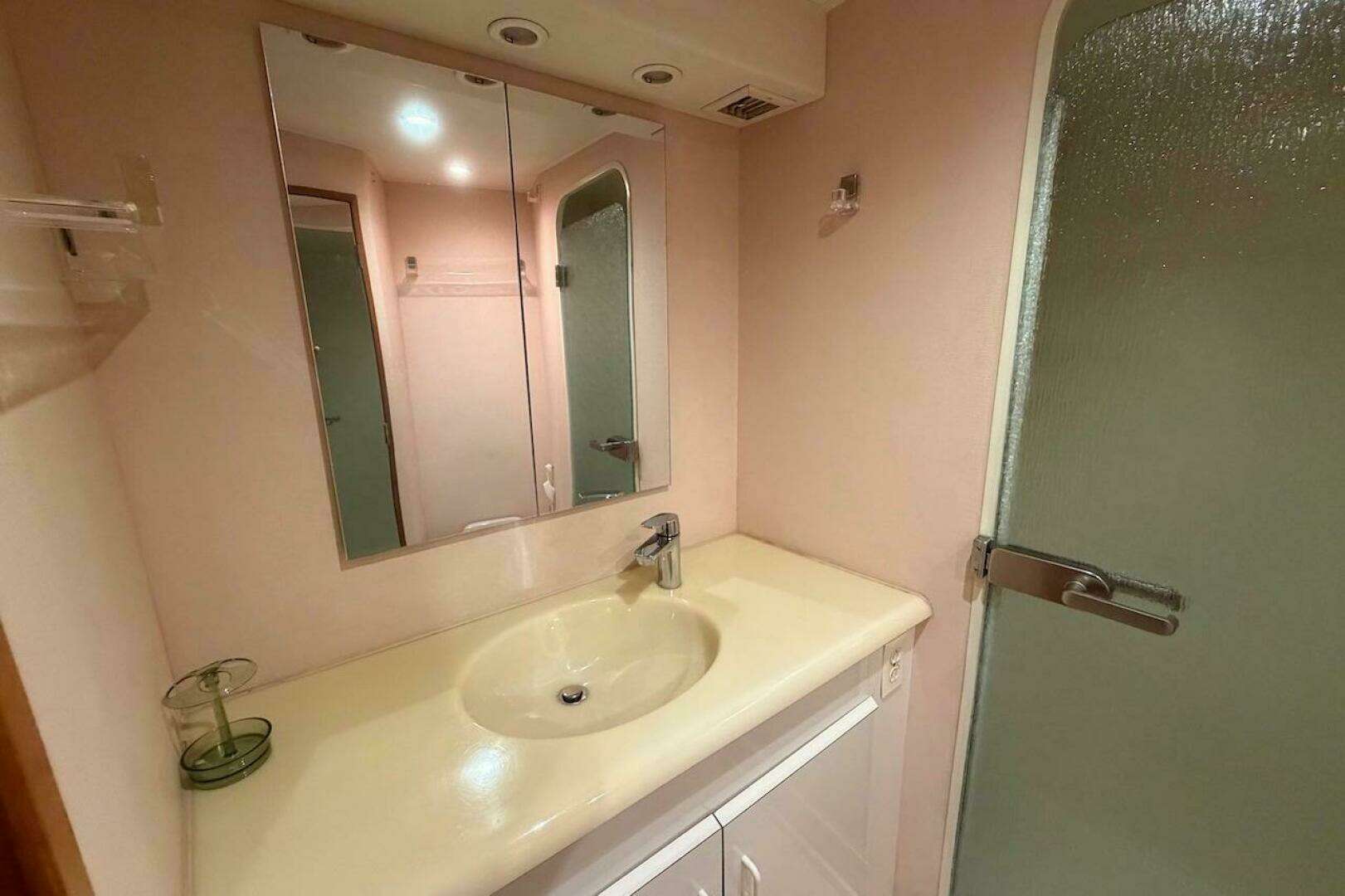 1999 Viking 58 Convertible - Image 21