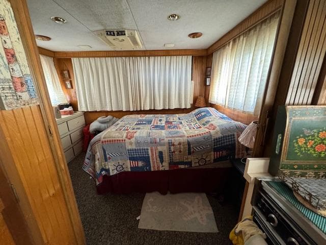 Cozy bedroom in a 1994 Gibson 44 Standard houseboat with nautical-themed quilt.