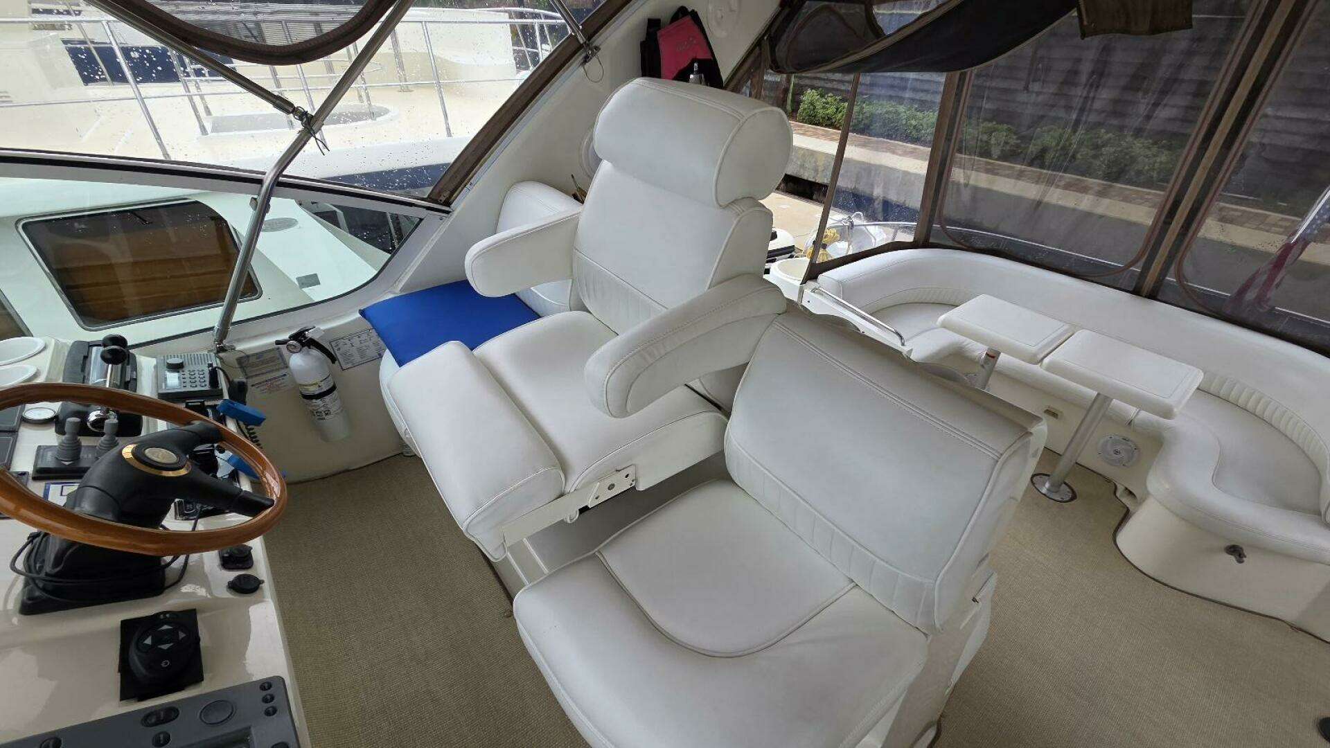 2000 Cruisers Yachts 4450 Express Motor Yacht - Image 19