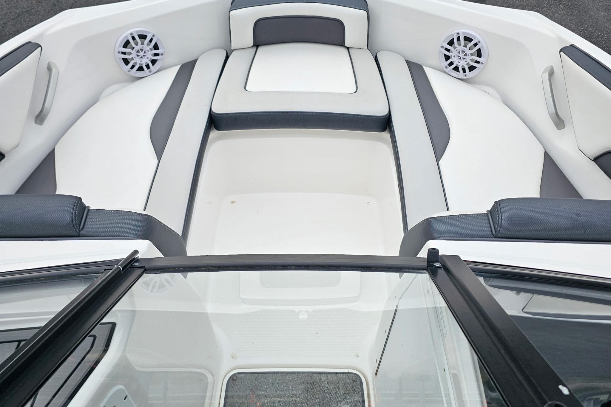 2019 Yamaha Boats AR195 interior with white and gray seating, featuring built-in speakers.