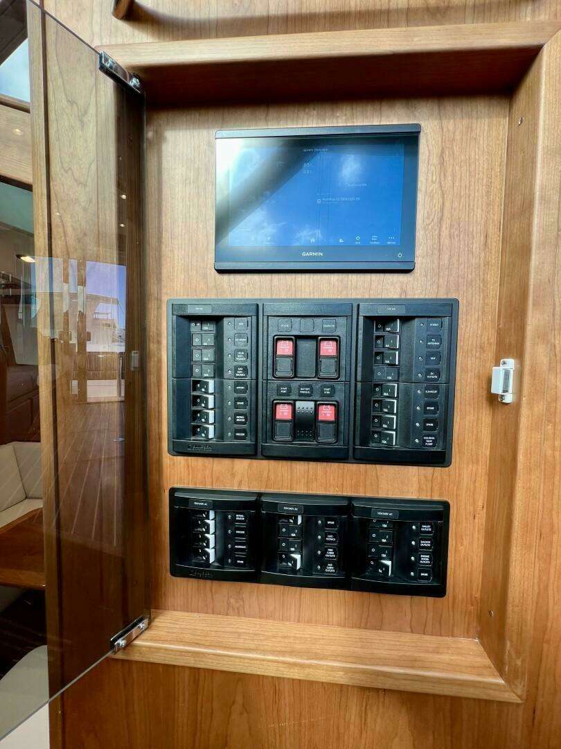 2027 Sabre 43 Salon Express - Image 27