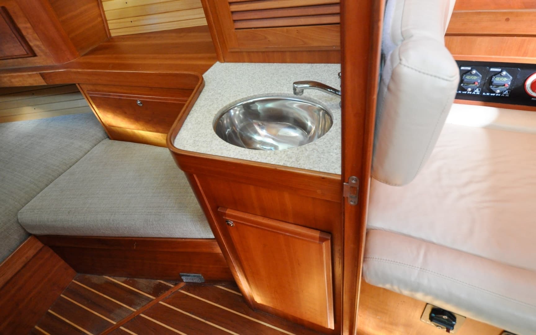 2004 Sabre 426 - Image 103