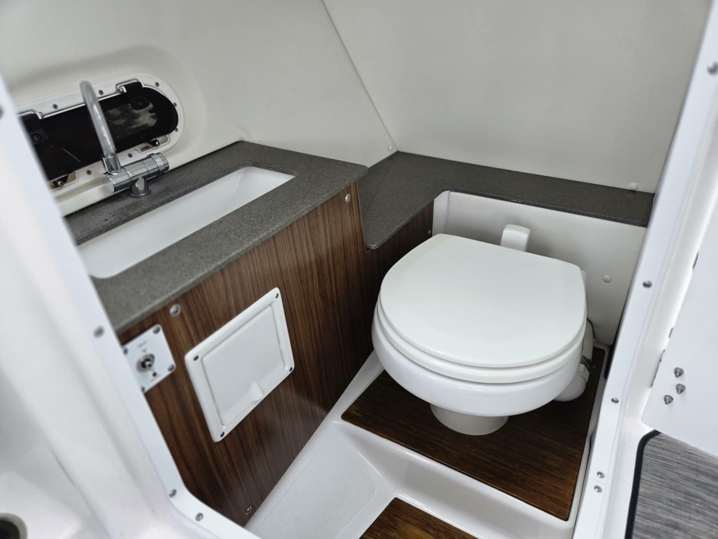 2023 Four Winns HD5 OB - Image 6