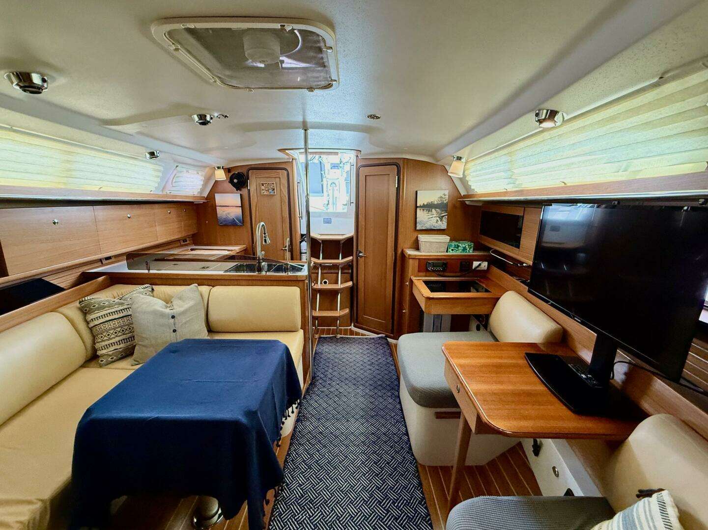 2011 Catalina 355 - Image 24