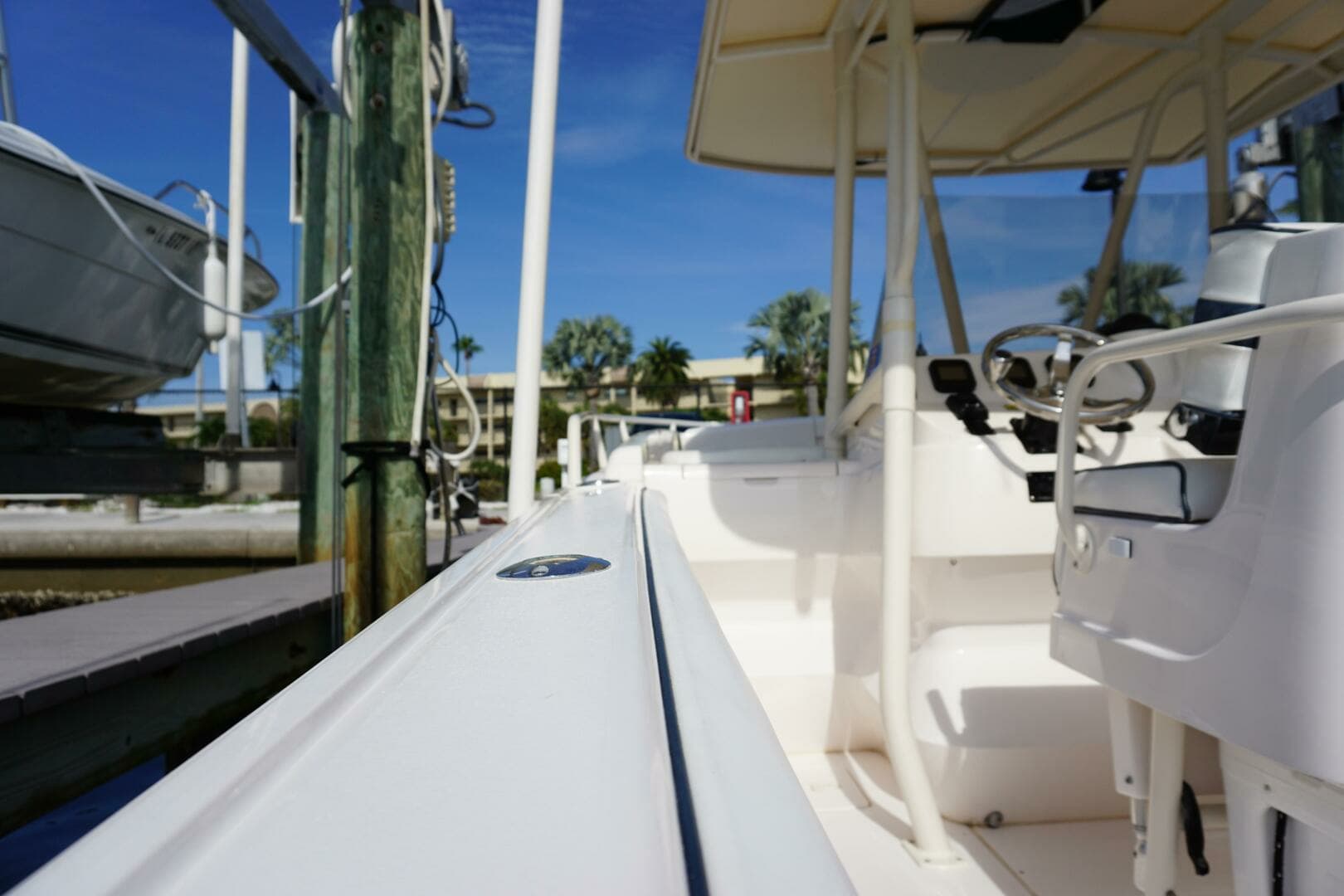 2008 Intrepid 323 - Image 10