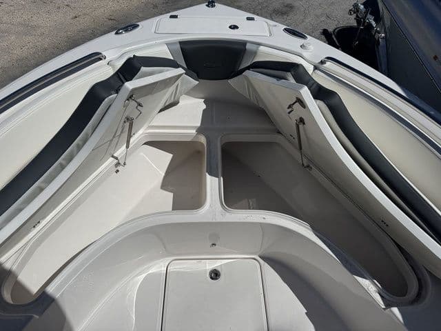 2025 Robalo R222 Center Console - 10