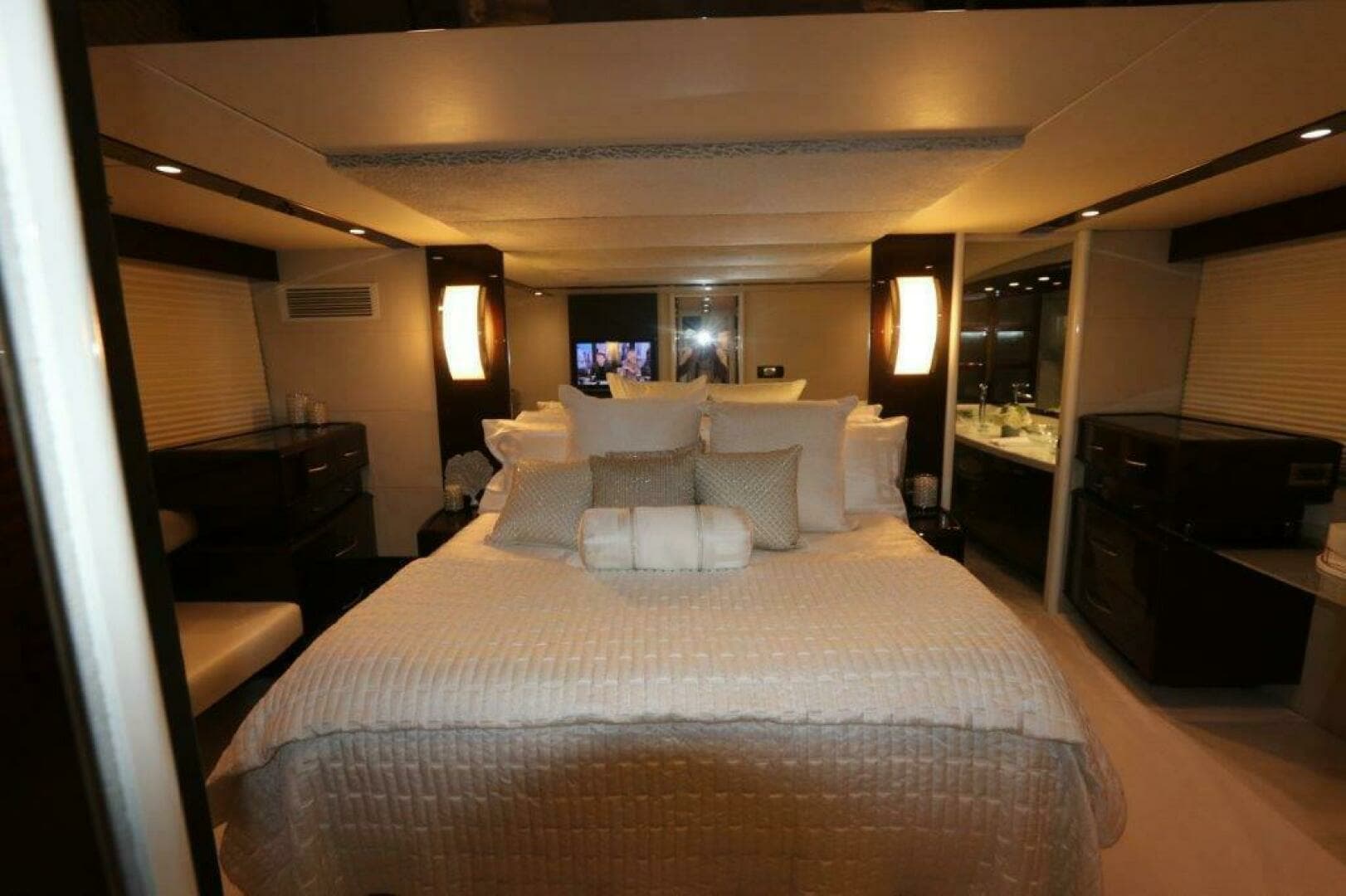 2009 Lazzara Yachts LSX 75 - Image 19
