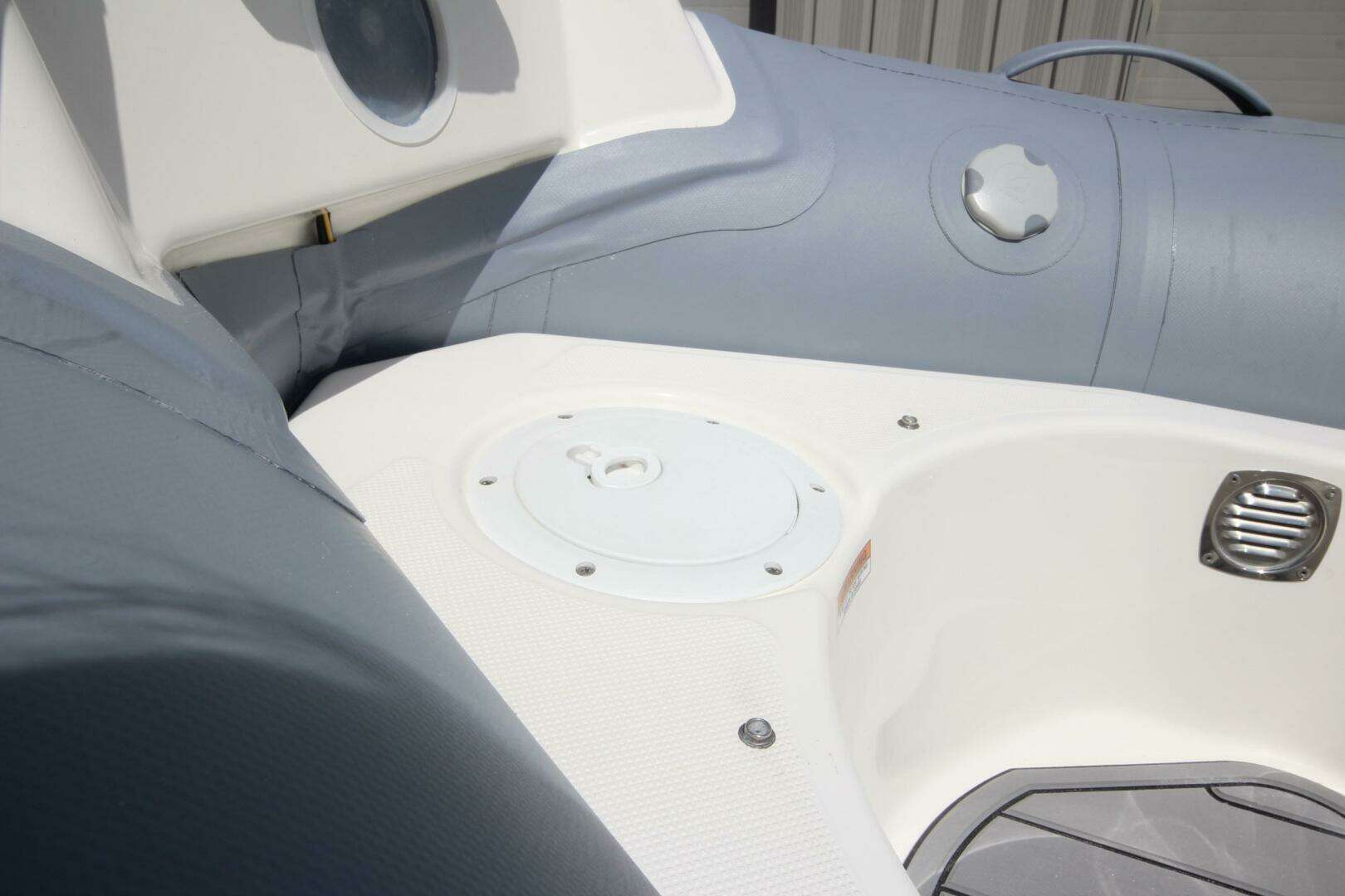 2025 Zodiac Yachtline 360 Deluxe PVC - Image 13