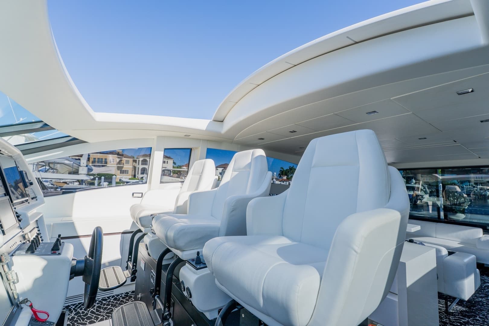 2010 Pershing 80 - Image 15