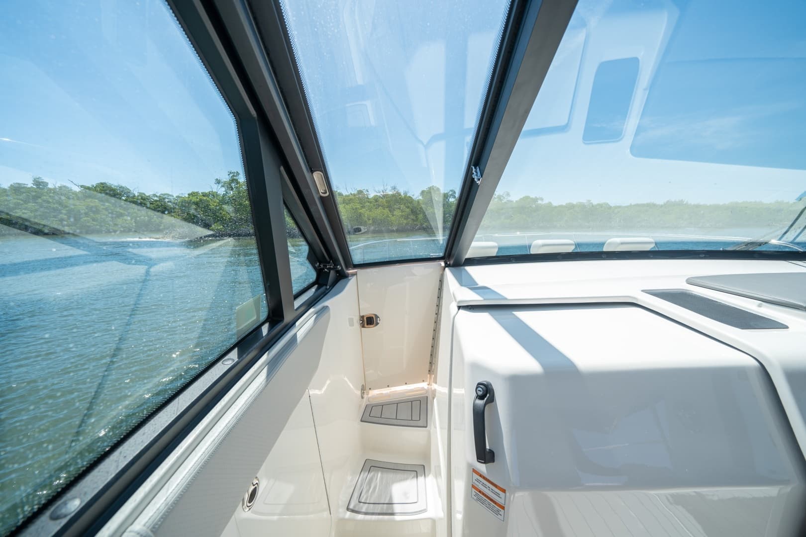 2021 Sea Ray 320 Sundancer - Image 25