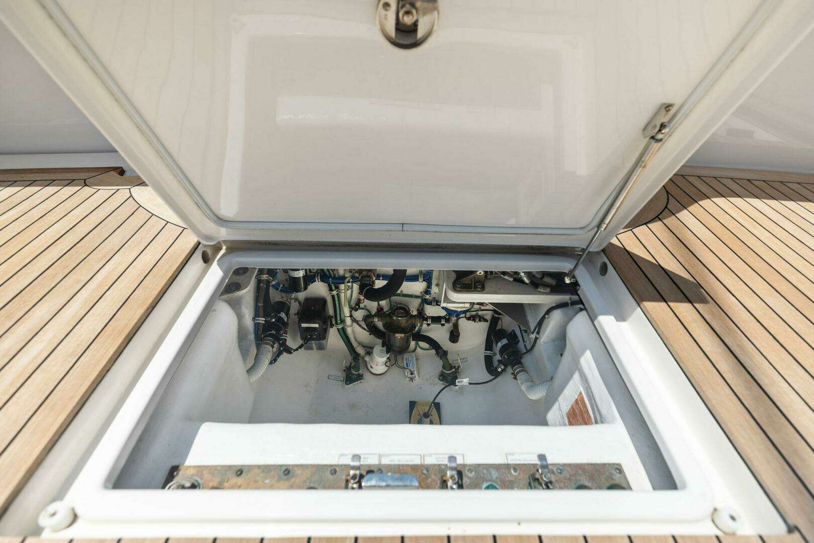 2016 Hatteras — - Image 31