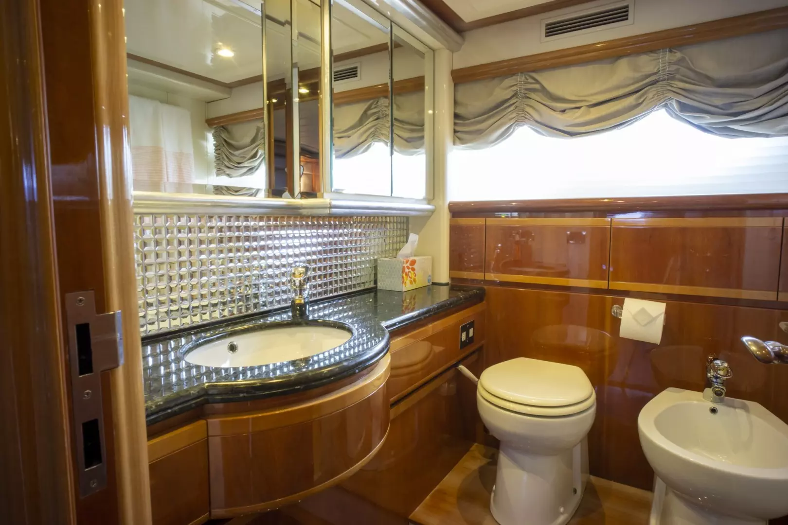 2000 Ferretti Yachts Custom Line 94 - Image 32