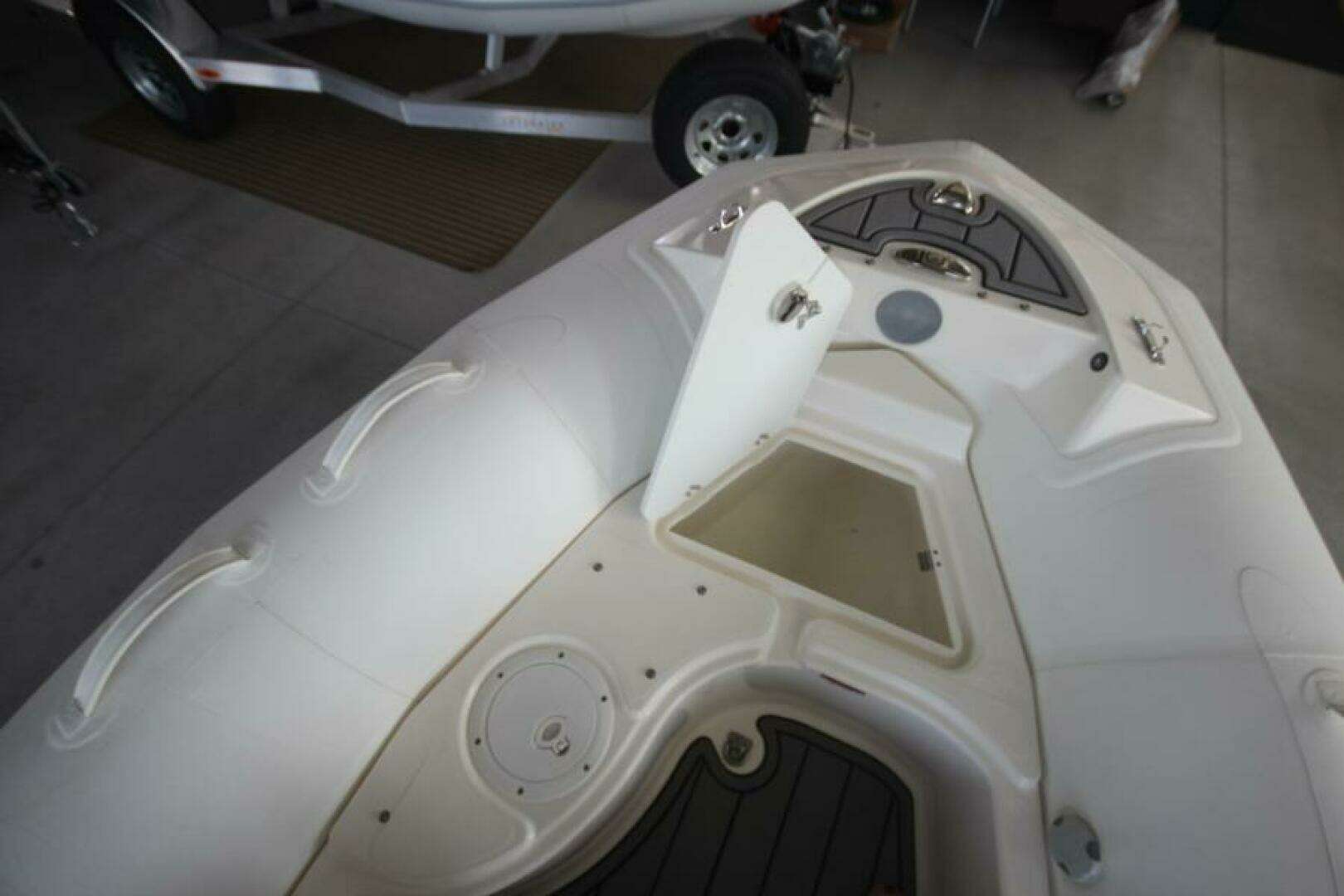 2026 Zodiac Yachtline 440 DL NEO - Image 10