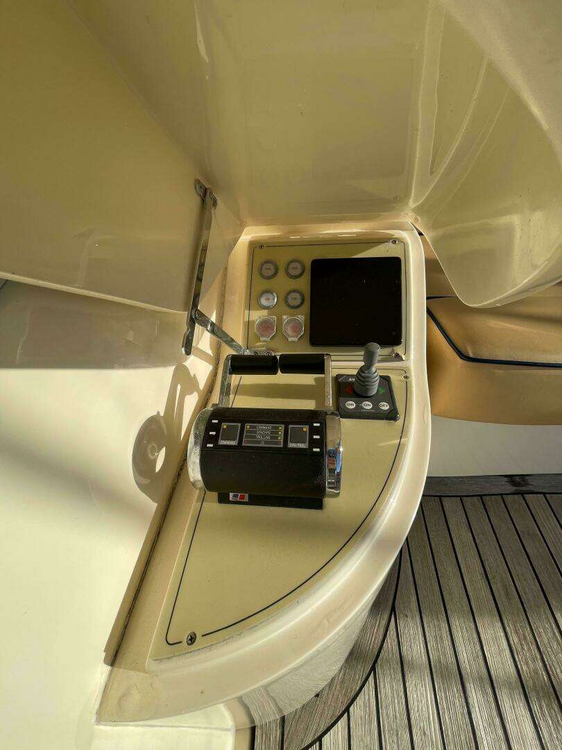 2006 Mochi Craft 74' Dolphin - Image 47
