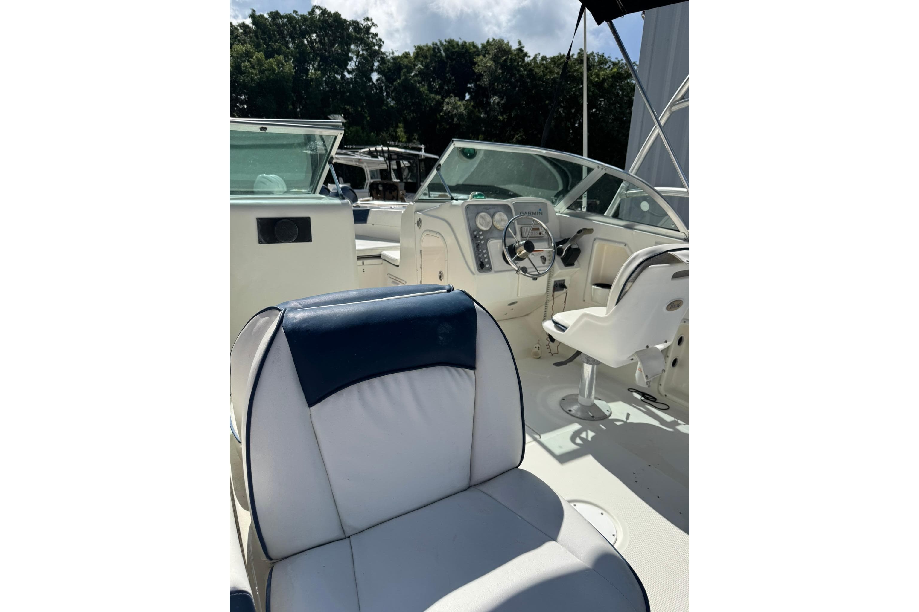 2004 Hydra-Sports Lightning 202 DC boat interior with steering wheel and seating.