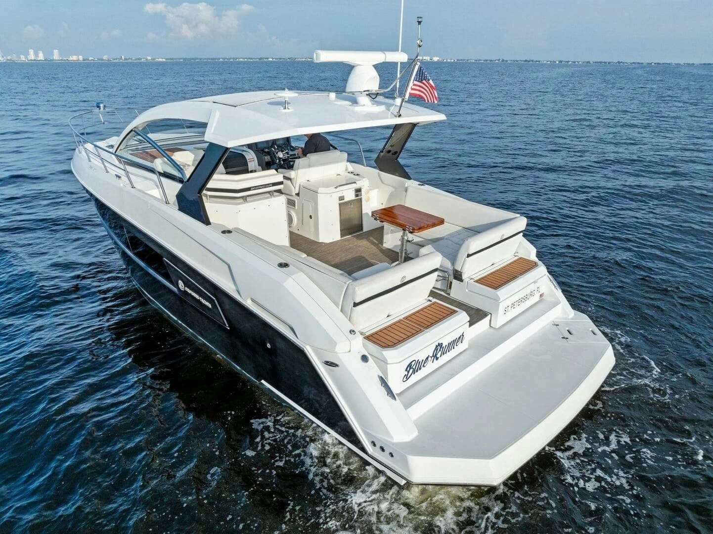 2015 Cruisers Yachts 390 Express Coupe - Image 58