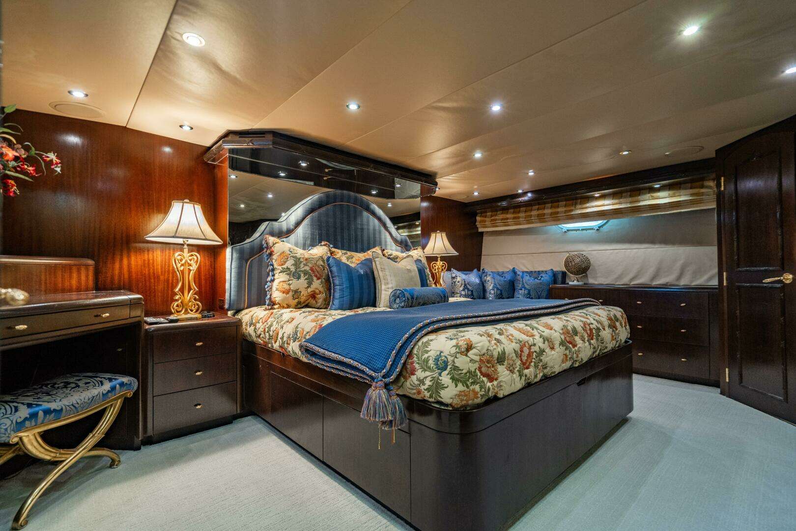 2001 Hatteras 100 Motor Yacht - Image 50