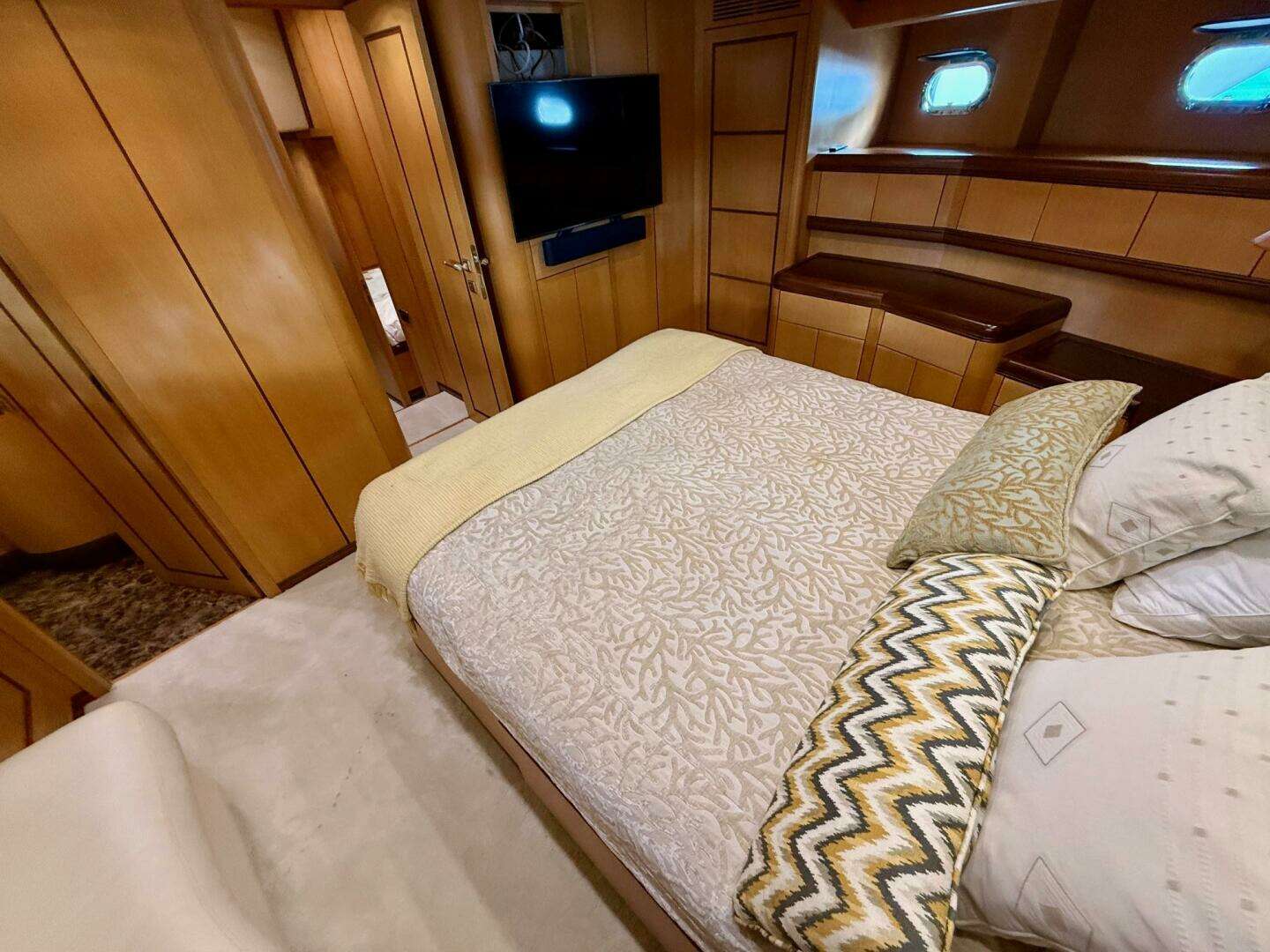 2005 Mangusta 92 - Image 14