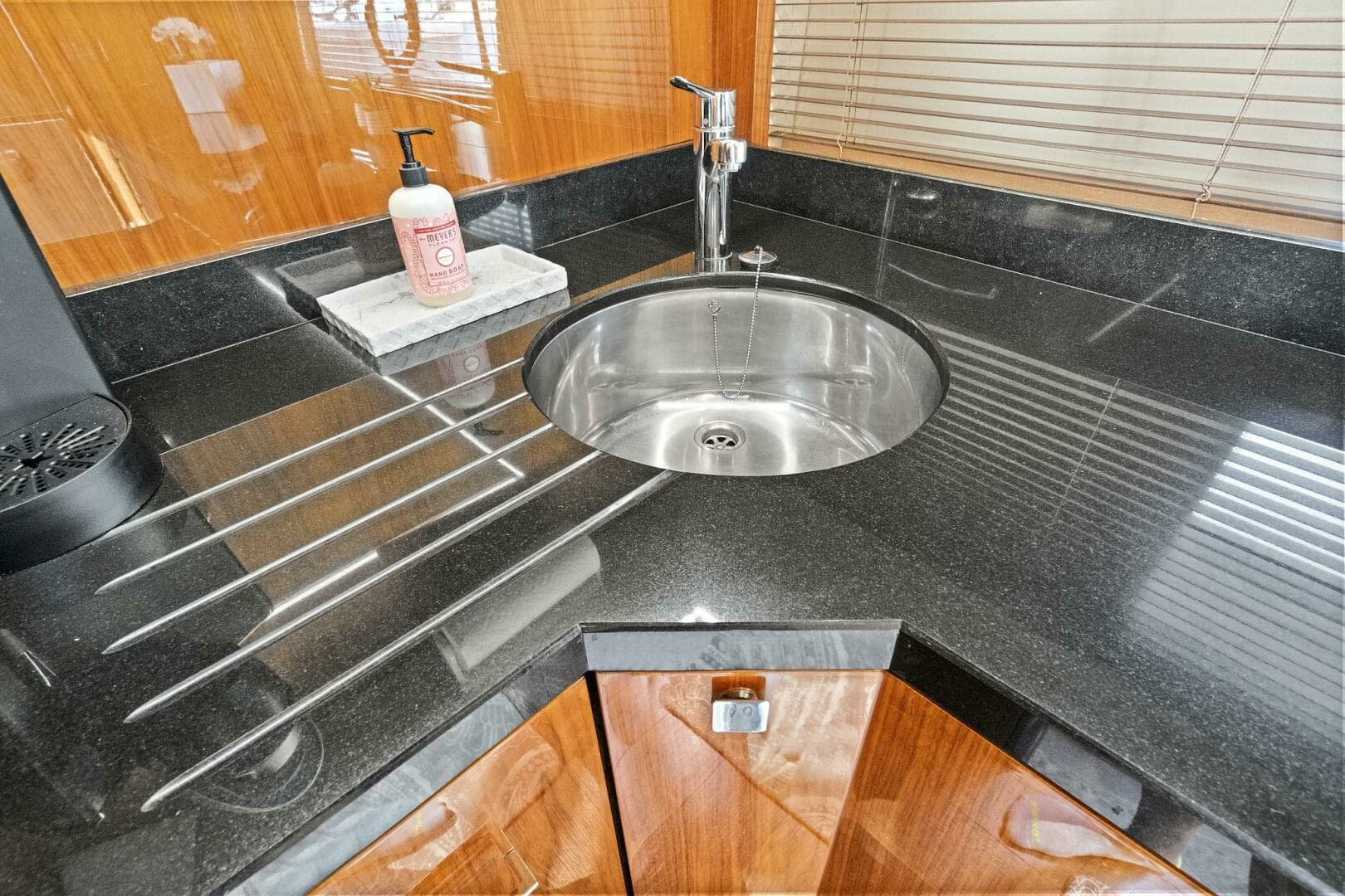 2017 Sunseeker 68 Sport Yacht - Image 47