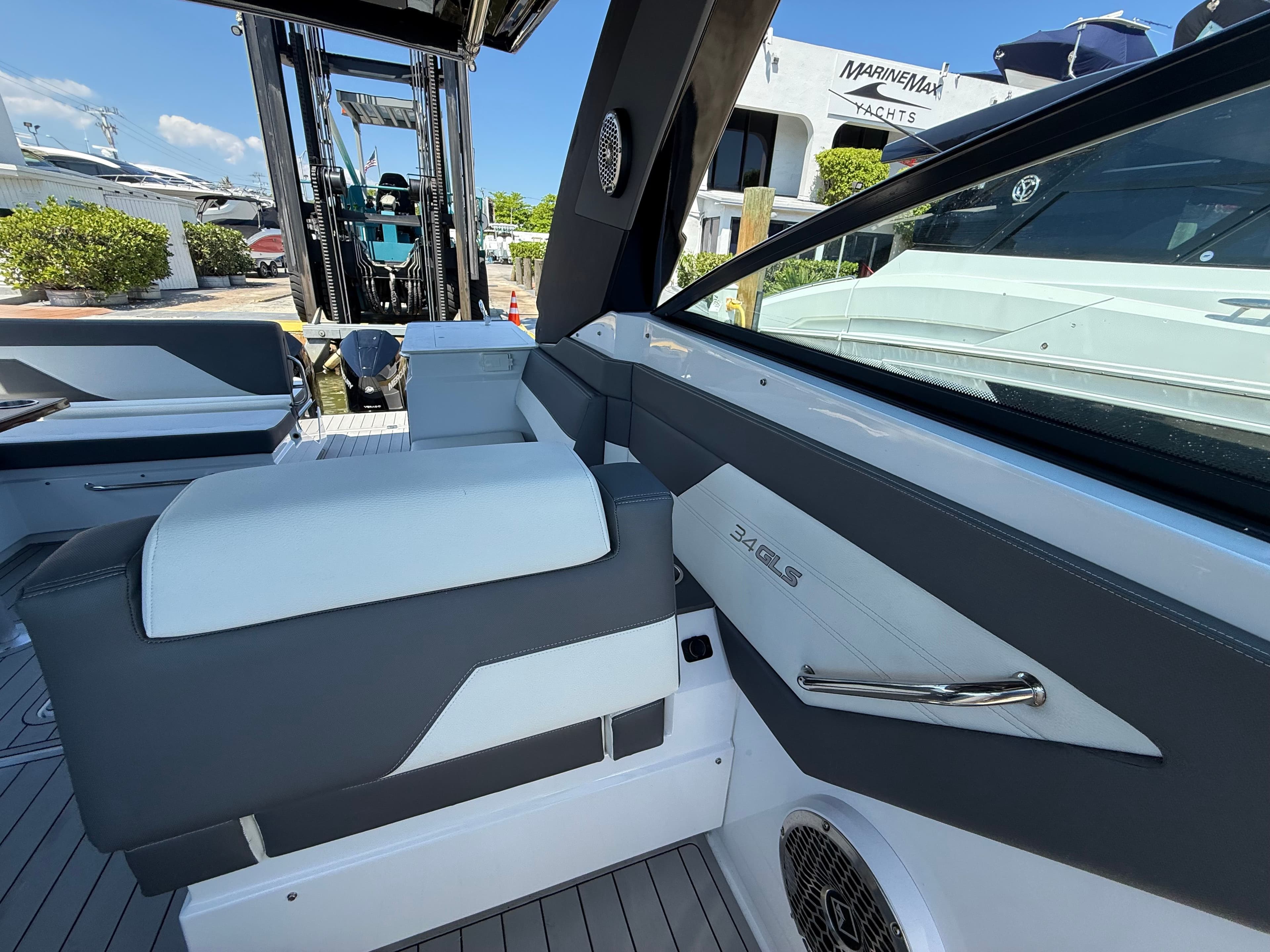 2022 Cruisers Yachts 34 GLS OB - 39