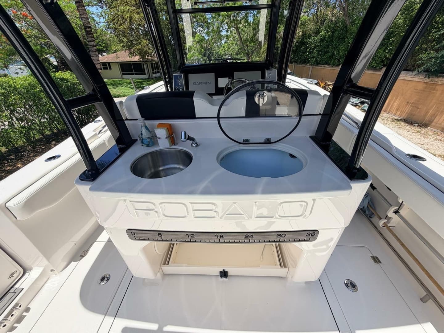 2022 Robalo R302 Center Console - Image 12