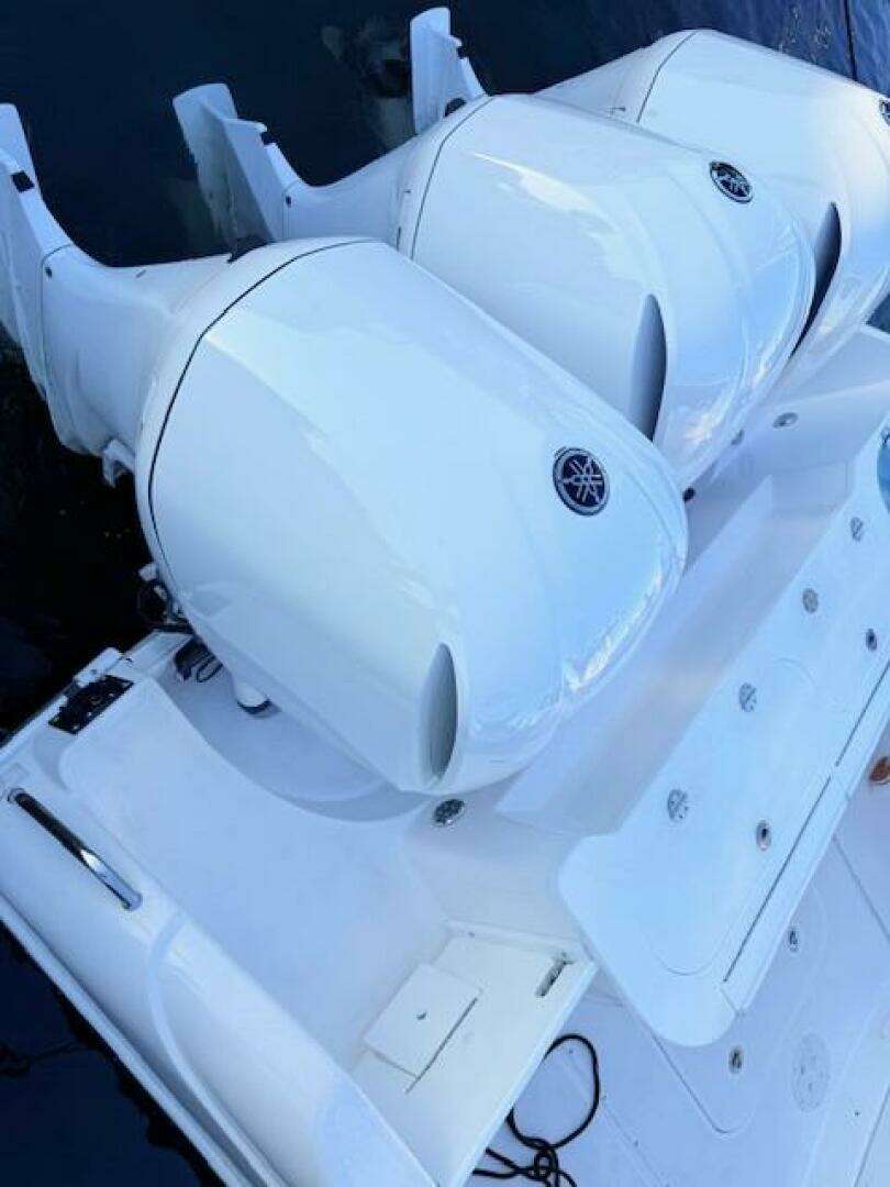 2014 Everglades 355 Center Console - Image 9
