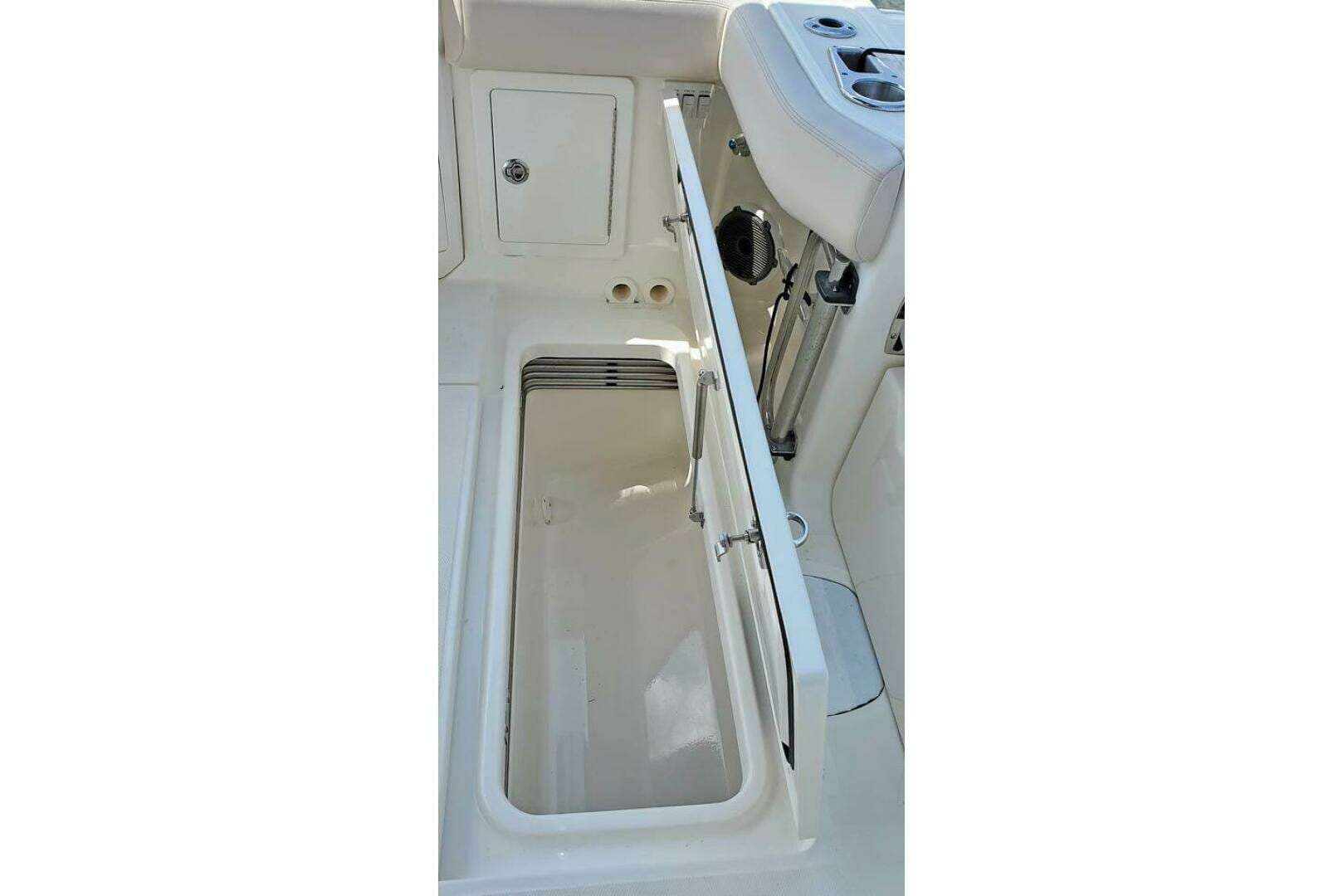 2021 Boston Whaler 405 Conquest - Image 54