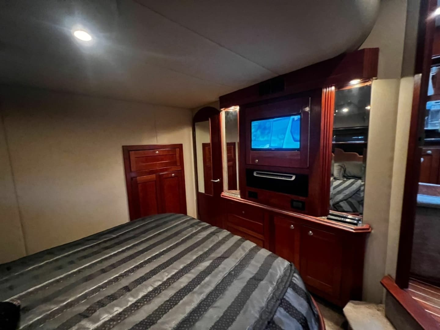 2006 Cruisers Yachts Express 560 - Image 17
