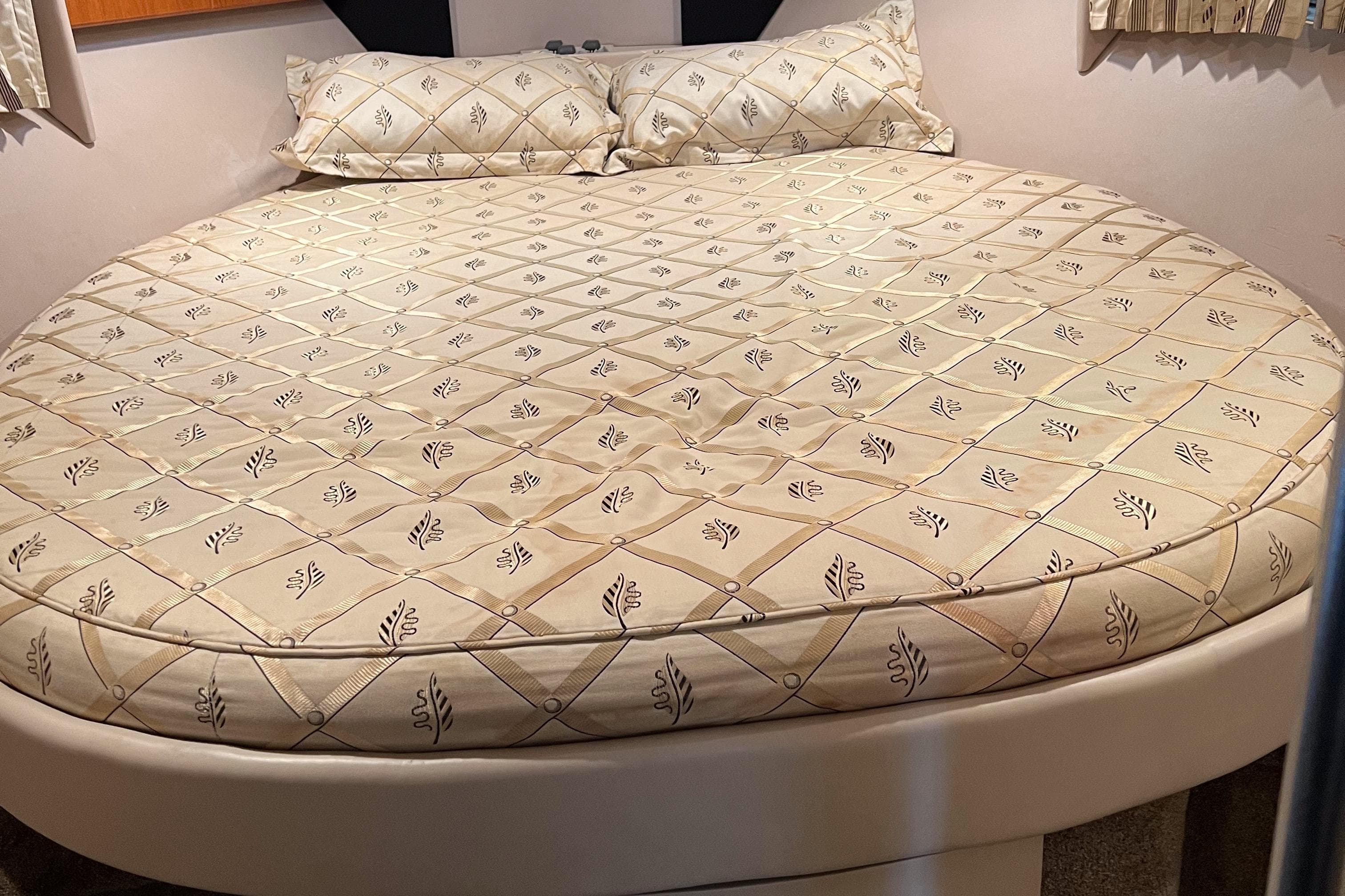 Round bed in 2001 Formula 41 Performance Cruiser.