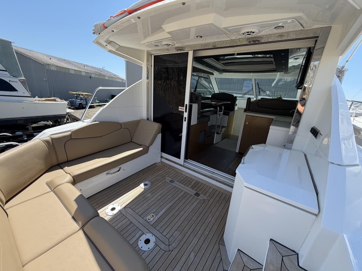 2016 Cruisers Yachts 41 Cantius - Image 9