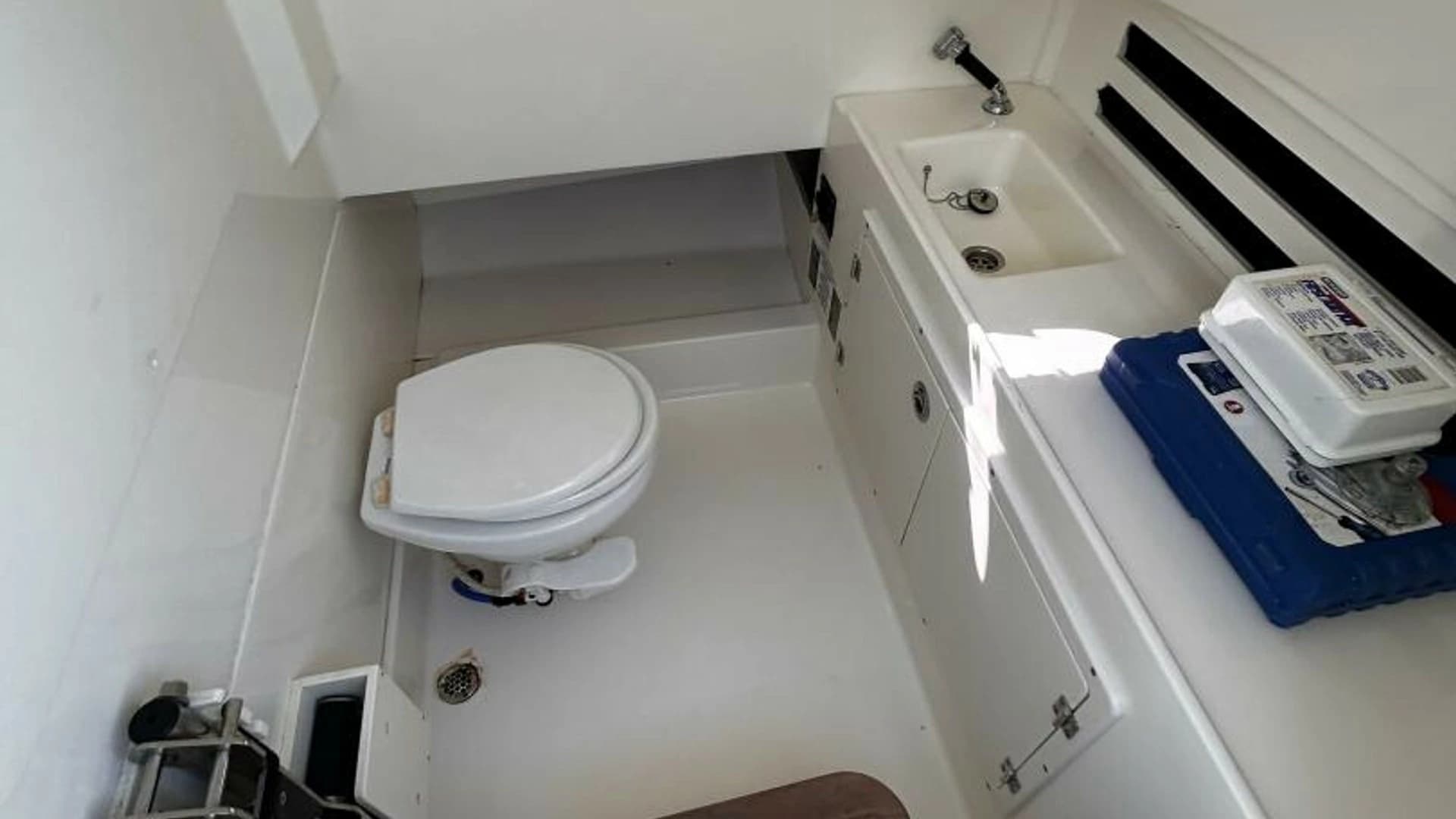 2017 Boston Whaler 330 Outrage - Image 14