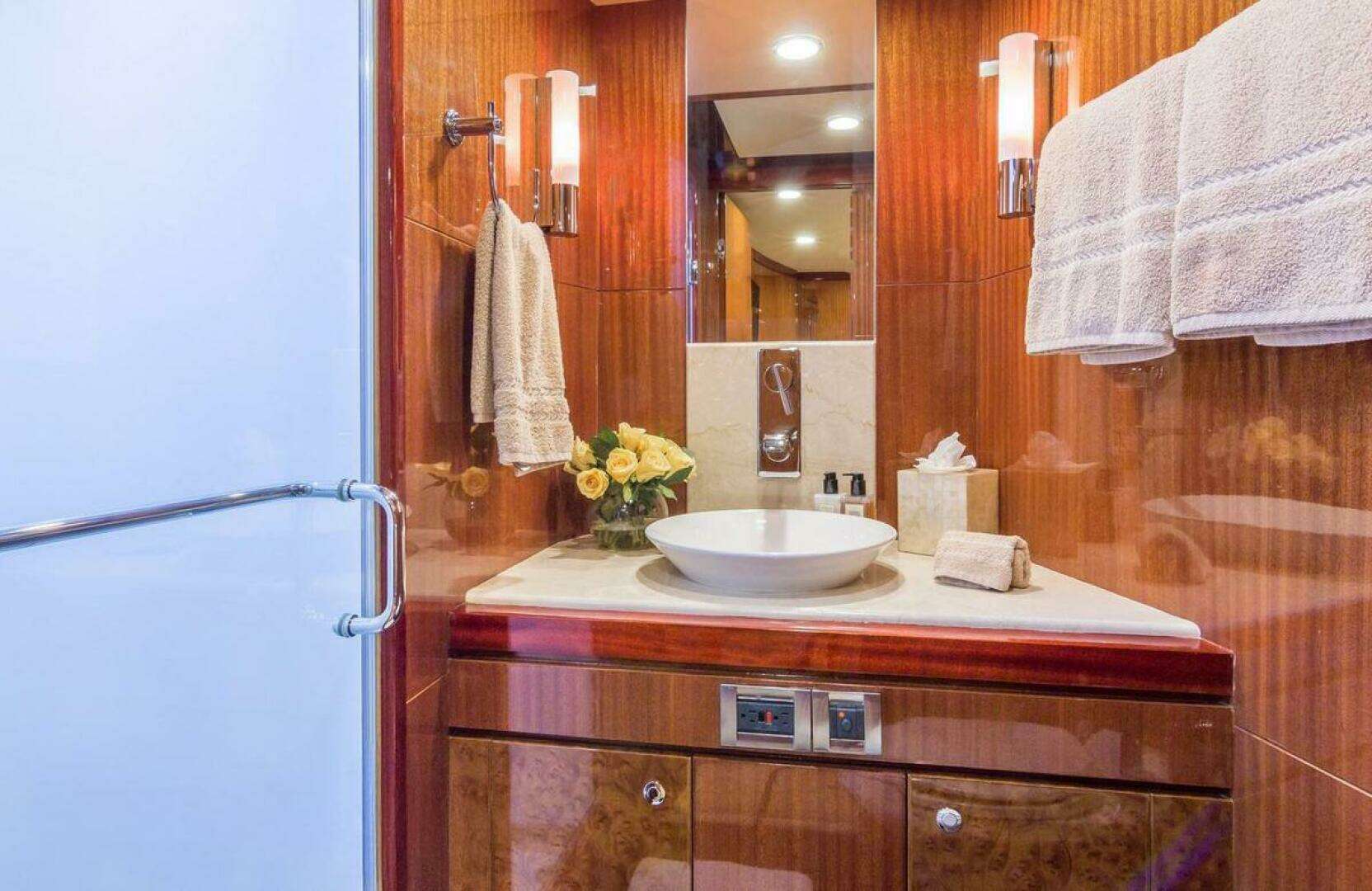 2008 Ocean Alexander 100 Skylounge Megayacht - Image 17