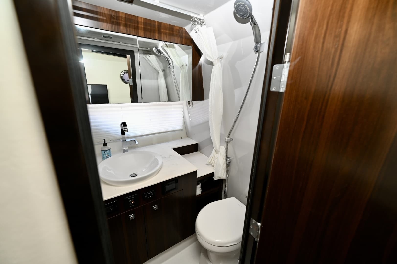 2022 Cruisers Yachts 38 GLS OB - Image 33