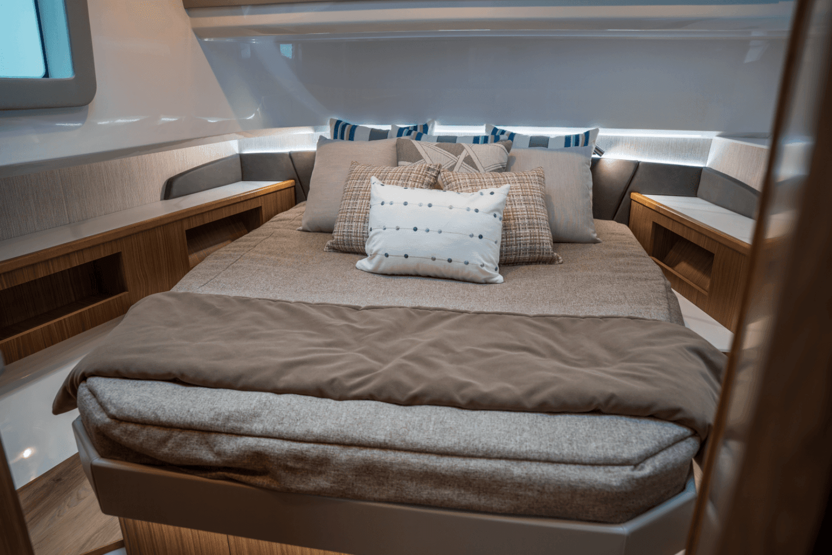 2026 Cruisers Yachts 50GLS OB - Image 42