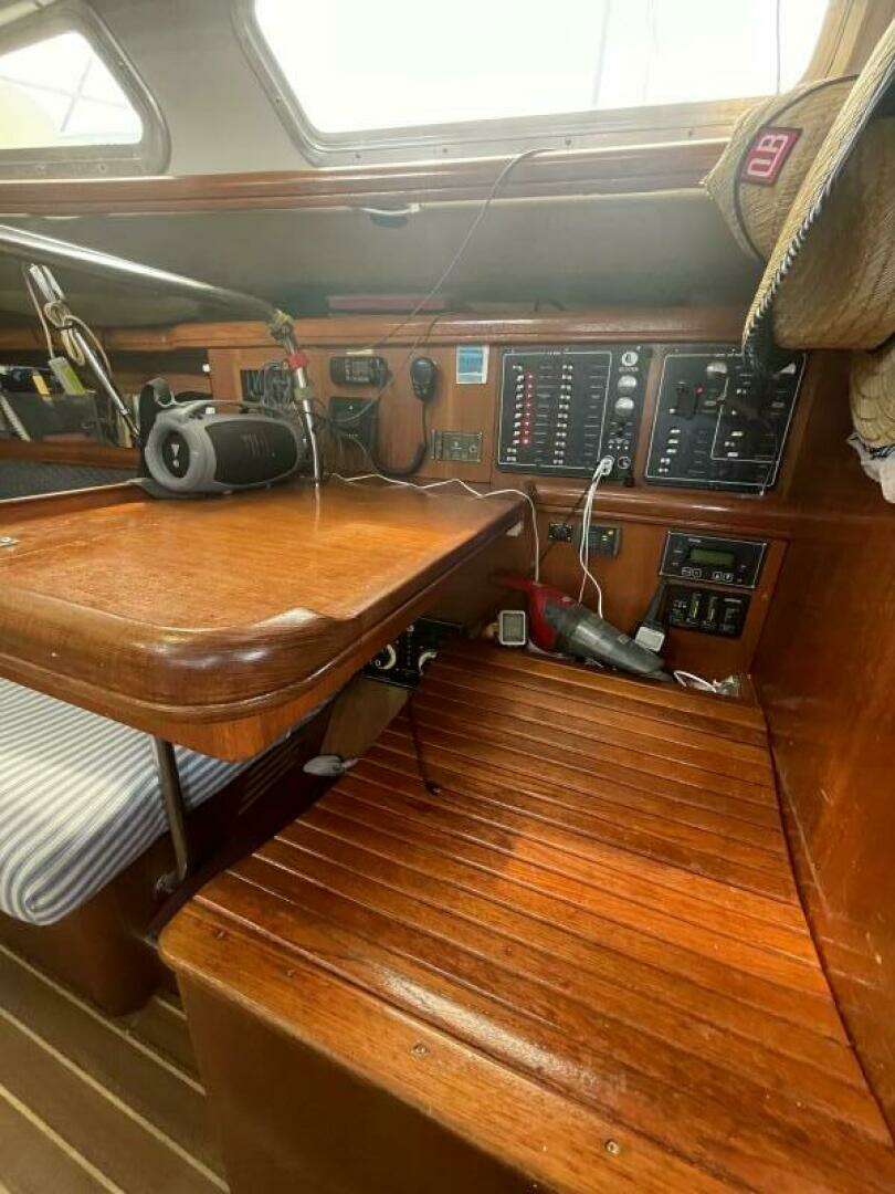 2004 Hunter 44 Aft Cockpit - Image 21