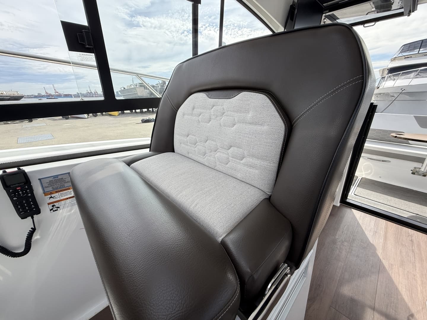 2022 Four Winns V355 Coupe - Image 62