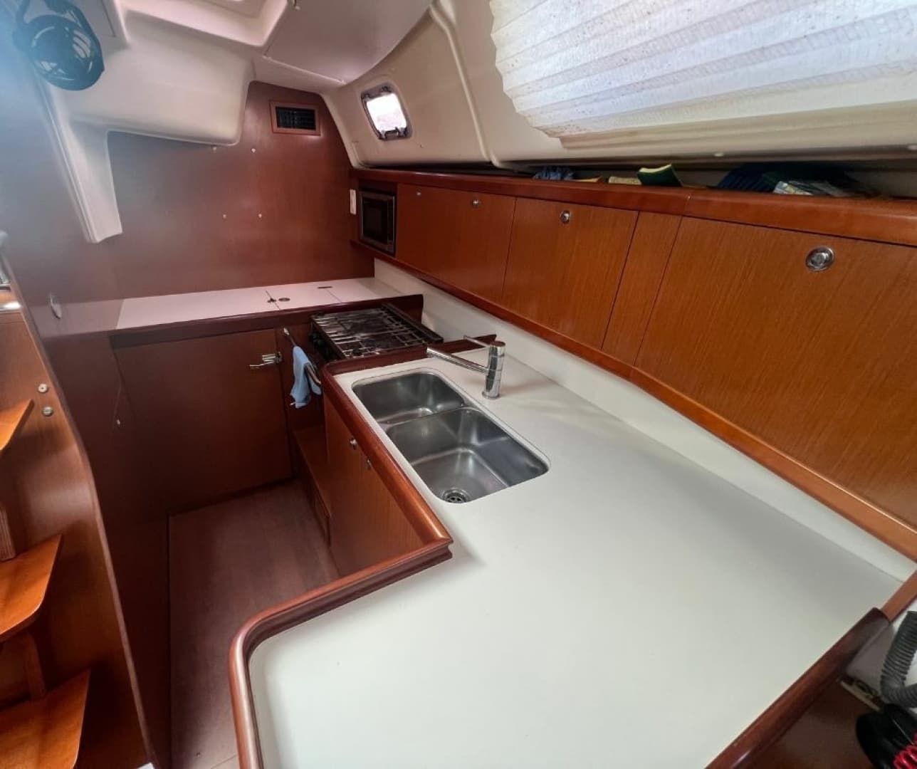 2011 Beneteau Oceanis 40 - Image 13