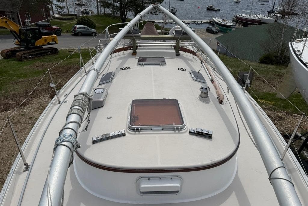 1986 Nonsuch Ultra 30 sailboat deck with mast, docked near waterfront.