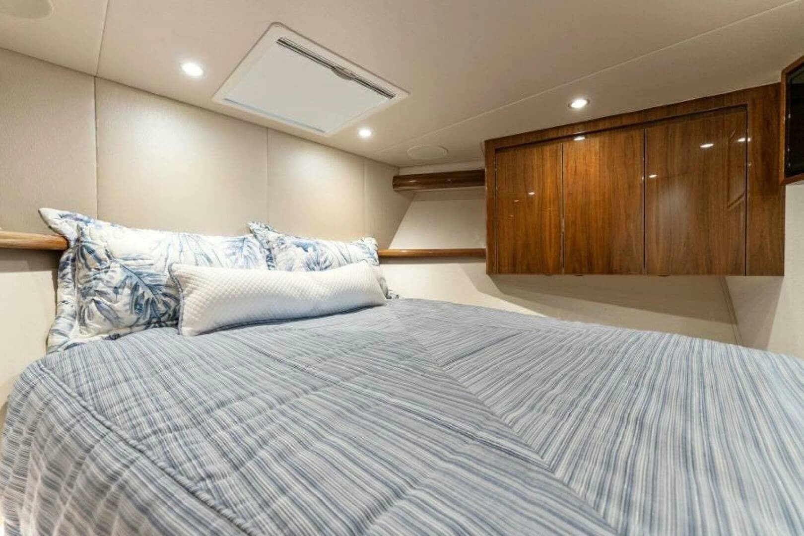 2021 Viking 54 Convertible - Image 8